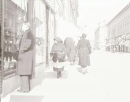 cca 1930 Szegedi városképek, dr. Bónis László (?-?) szegedi rendőrfogalmazó hagyatékából 10 db szabadon felhasználható, vintage negatív, 6x4 cm