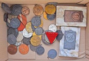 Vegyes: 55db-os sport díjérem tétel, nagyrészt magyar az 1950-es évek első feléből, közte több darab...