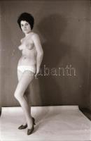 cca 1968 Mindent levett, de csak szépen lassan, szolidan erotikus felvételek, 22 db vintage negatív, 24x36 mm
