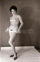 cca 1968 Mindent levett, de csak szépen lassan, szolidan erotikus felvételek, 22 db vintage negatív,...