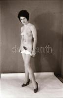 cca 1968 Mindent levett, de csak szépen lassan, szolidan erotikus felvételek, 22 db vintage negatív,...