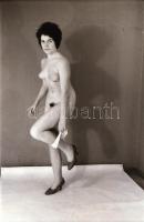 cca 1968 Mindent levett, de csak szépen lassan, szolidan erotikus felvételek, 22 db vintage negatív,...