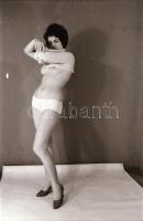 cca 1968 Mindent levett, de csak szépen lassan, szolidan erotikus felvételek, 22 db vintage negatív,...