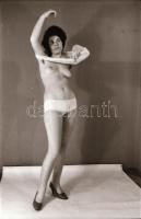 cca 1968 Mindent levett, de csak szépen lassan, szolidan erotikus felvételek, 22 db vintage negatív,...