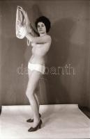 cca 1968 Mindent levett, de csak szépen lassan, szolidan erotikus felvételek, 22 db vintage negatív,...