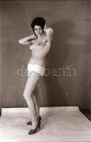 cca 1968 Mindent levett, de csak szépen lassan, szolidan erotikus felvételek, 22 db vintage negatív,...