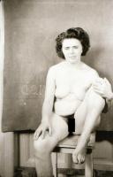 cca 1950 Ismerkedés a konyhában, erotikus felvételek, 8 db vintage negatív, 24x36 mm