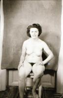 cca 1950 Ismerkedés a konyhában, erotikus felvételek, 8 db vintage negatív, 24x36 mm