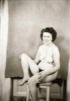 cca 1950 Ismerkedés a konyhában, erotikus felvételek, 8 db vintage negatív, 24x36 mm