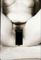 cca 1950 Ismerkedés a konyhában, erotikus felvételek, 8 db vintage negatív, 24x36 mm