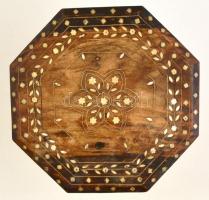 Kagylóhéj berakásos összecsukható fa asztalka, d: 31 cm, m: 30,5 m