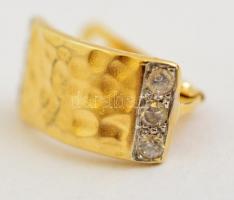 Arany (Au.) 14K fülbevaló pár, jelzett, kő berakással, 1,5×1×0,5 cm, bruttó 3,3 g