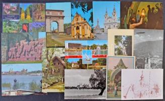 Cipősdoboznyi modern képeslap: magyar és külföldi városképek + kevés motívum és üdvözlőlap, érdekes vegyes anyag