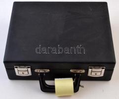 Éremtartó koffer, benne hét darab tálca összesen 168 férőhellyel, használt, de jó állapotban