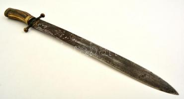 Vaddisznóölő tőr, kovácsolt, vadászmotívumos pengével, agancs nyéllel, tokkal, pengehossz: 38,5 cm, ...
