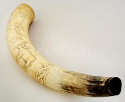 Nagyméretű szarvkürt, naiv-népi motívumos díszítéssel, kis lepattanásokkal, h: 60 cm