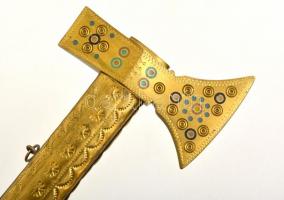 Gazdagon díszített réz fejes fokos. Réz borítású nyéllel / Copper headed axe 88 cm