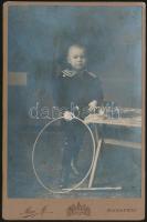 cca 1900 Kisfiú műtermi portréja, keményhátú fotó Mai budapesti műterméből, 16,5x11 cm