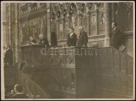 cca 1930 Parlamenti ülés, elnöki emelvény, Gárdonyi Fotoriport, gyűrődésekkel, 18x24 cm