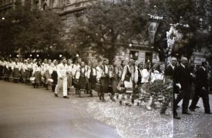 cca 1940 Budapest BNV, Szent Jobb körmenet, városképek 36 db  fotónegatív negatív tartóban