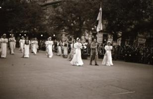 cca 1940 Budapest BNV, Szent Jobb körmenet, városképek 36 db  fotónegatív negatív tartóban