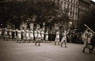 cca 1940 Budapest BNV, Szent Jobb körmenet, városképek 36 db  fotónegatív negatív tartóban