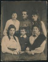1917 Osztrák-magyar szakaszvezető családi fotója, kitüntetésekkel, kartonra kasírozva, 21,5x17 cm