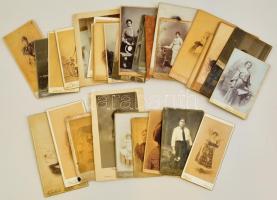 cca 1880-1910 Hölgyeket ábrázoló keményhátú műtermi fotók, különböző műtermekből, 31 db, 15x10 és 22x13 xm között