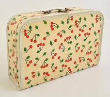 Játékfigurák (főleg Kinder), gyerekbőröndben