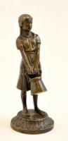 Lány vödörrel, bronz figura, m: 15 cm
