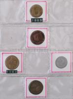 Vegyes: 20db-os emlékérem és zseton tétel, kis alakú gyűrűs berakóban, házi készítésű berakólapokon ...