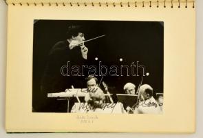 Énekesek, operaénekesek aláírásgyűjteménye. 16 db aláírt fotó, képeslap, szórólap füzetbe rendezve. ...