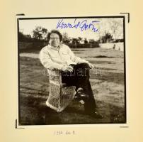 Énekesek, operaénekesek aláírásgyűjteménye. 16 db aláírt fotó, képeslap, szórólap füzetbe rendezve. ...