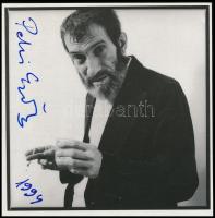 Petri György (1943-2000) költő aláírása az őt ábrázoló fotólapon 15x15 cm