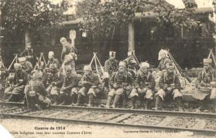 Guerre de 1914, Troupes Indigenes dans leur nouveau Costume dhiver / Senegalese military, soldiers in the new winter uniform at the railway station, train (EK)