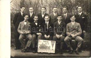 1929 A Világ proletárjait egyesíti az Eszperantó. Eszperantisták csoportképe a május 1. ünnepségen / May 1st International Workers Day (Labour Day). Esperanto unites the proletarians of the World sign, Esperantists group photo