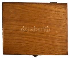 17db-os kitüntetésekhez való mellszalag és szalagsáv tétel, fa dobozban