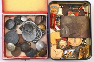 Kis doboznyi vegyes numizmatikai tétel, közte jelvények, kitűzők, kitüntetések és gombok T:vegyes