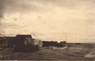 1915 Keszthely, Balatoni hullámok törése a parton. photo (EK)