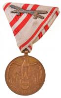 Ausztria 1932. Háborús Emlékérem 1914-1918 aranyozott Br kitüntetés, hátlapon GRIENAUER gyártói jelzéssel, mellszalagon T:2  Austria 1932. Great War Commemorative Medal 1914-1918 gilt Br medallion, with GRIENAUER, makers mark on reverse, on ribbon C:XF