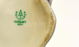 Hollóházi fekvő farkaskutya, kézzel festett, jelzett, kis kopásokkal, m: 12 cm