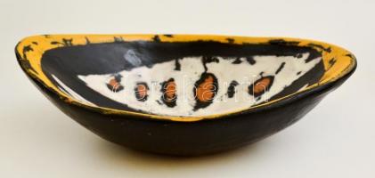 Iparművészeti Vállalatos Gorka Lívia halas tálka, mázas kerámia, jelzett, apró kopásokkal, 16×11×4,5...