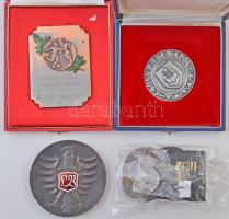 Vegyes: emlékérmekkel, plakettekkel, díjérmekkel kitüntetésekkel és jelvényekkel tömött kartondoboz ...