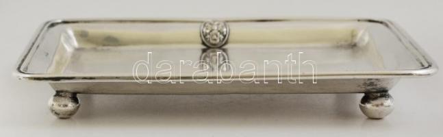 Ezüst(Ag) négyszögletes, pogácsalábas címeres névjegytálca, jelzett, 14,5x10,5 cm, nettó: 116 g