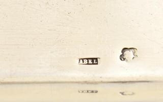 Ezüst(Ag) négyszögletes, pogácsalábas címeres névjegytálca, jelzett, 14,5x10,5 cm, nettó: 116 g