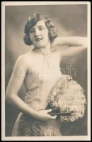 cca 1920-1930 Hölgy legyezővel, fotólap, 14x9 cm
