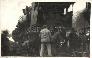 1937 Körmöcbánya, Kremnitz, Kremnica; vasutasok gőzmozdony szerelés közben télen. 374/014-es számú gőzmozdony / railwaymen repairing a locomotive in winter. photo