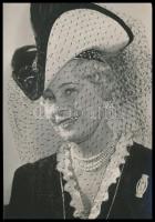 1952 Honthy Hanna (1893-1978) színésznő 60 évesen a Csárdáskirálynőben, hátoldalon feliratozott fotó, 9,5x6,5 cm