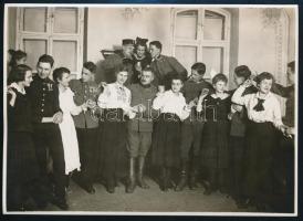 1918 Kézdivásárhely, Katonák hölgytársaságban, feliratozott fotó, 12x17 cm