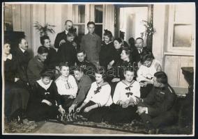 1918 Katonák hölgytársaságban sakkoznak, fotó, 12x17 cm